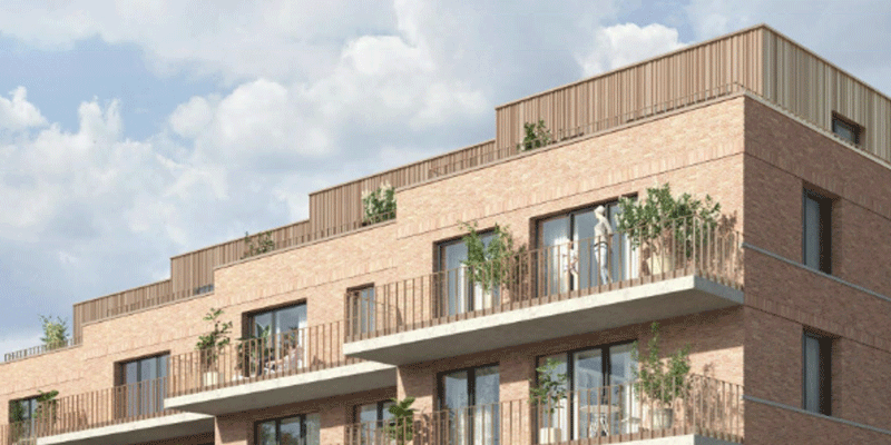 Moderne Wohnanlage mit Balkonen, Pflanzen und einem klaren Himmel im Hintergrund. Architektur im zeitgenössischen Stil.
