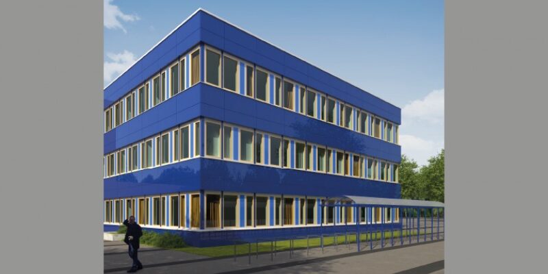 Blaues Bürogebäude mit großen Fenstern und modernen Architekturelementen, umgeben von Grünflächen.