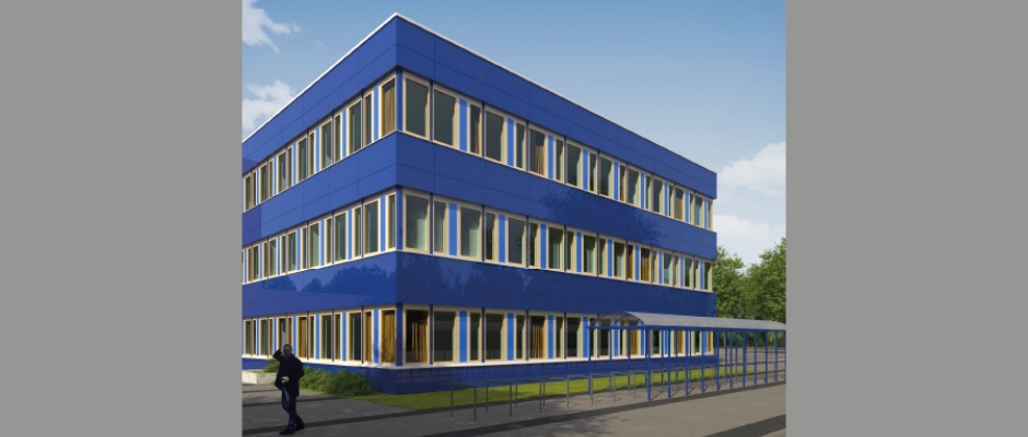 Blaues Bürogebäude mit großen Fenstern und modernen Architekturelementen, umgeben von Grünflächen.