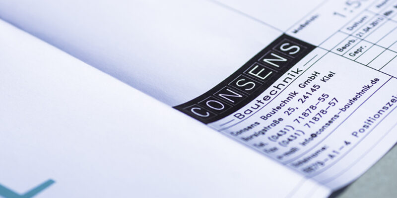 Ein offenes Dokument mit dem Titel "CONSENS" von der Firma Bautechnik GmbH, zeigt Kontaktdaten und Informationen.